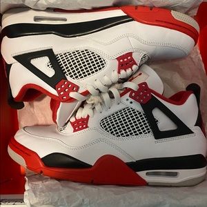 Jordan 4 fire reds size 6y